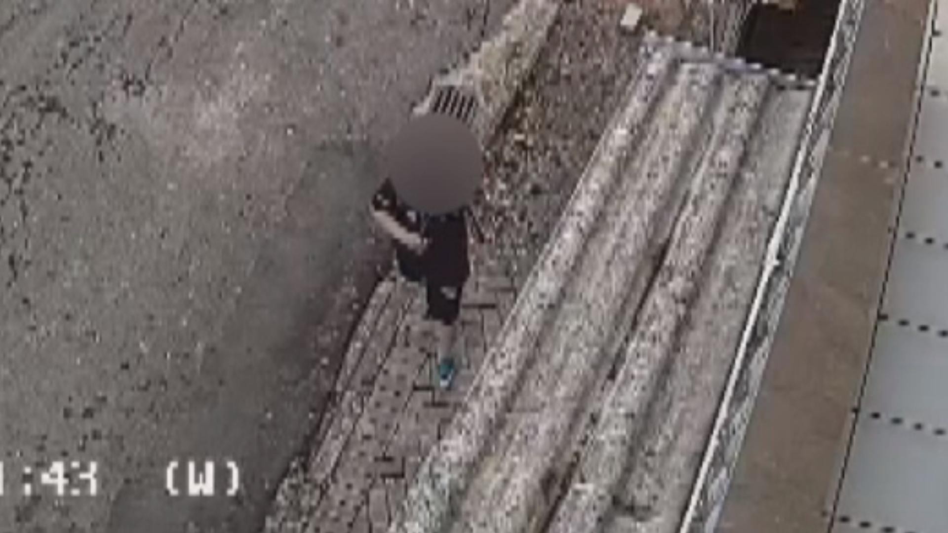 VÍDEO: adolescente cai em buraco após calçada ceder em Curitiba