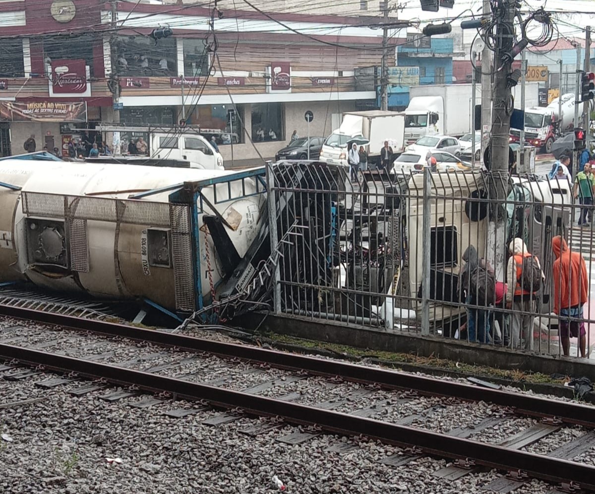 Caminhão de óleo capota e derruba grade de ferro da CPTM em Suzano