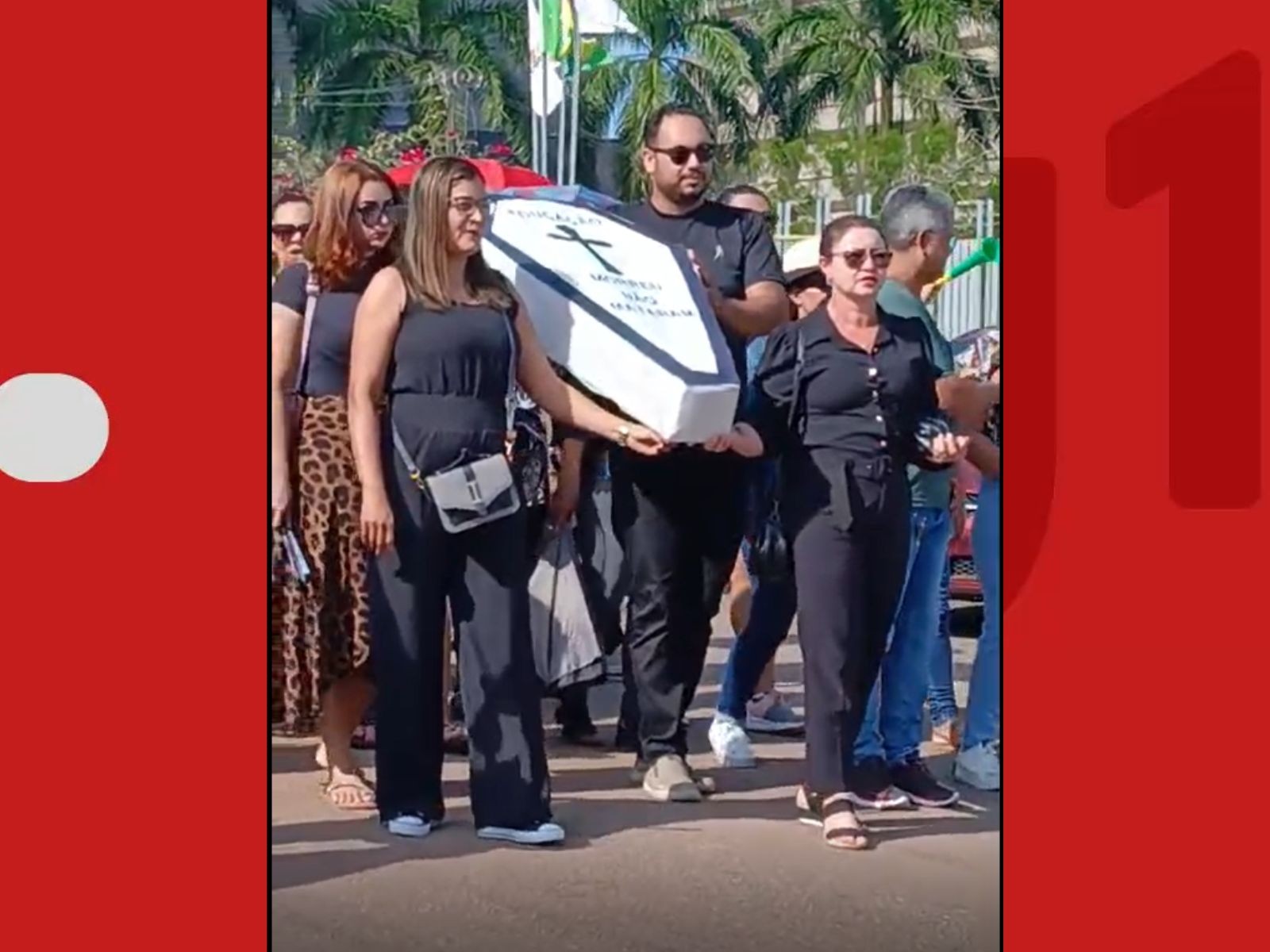 Com caixão e luto, professores mantêm greve e voltam a protestar em Rio Branco