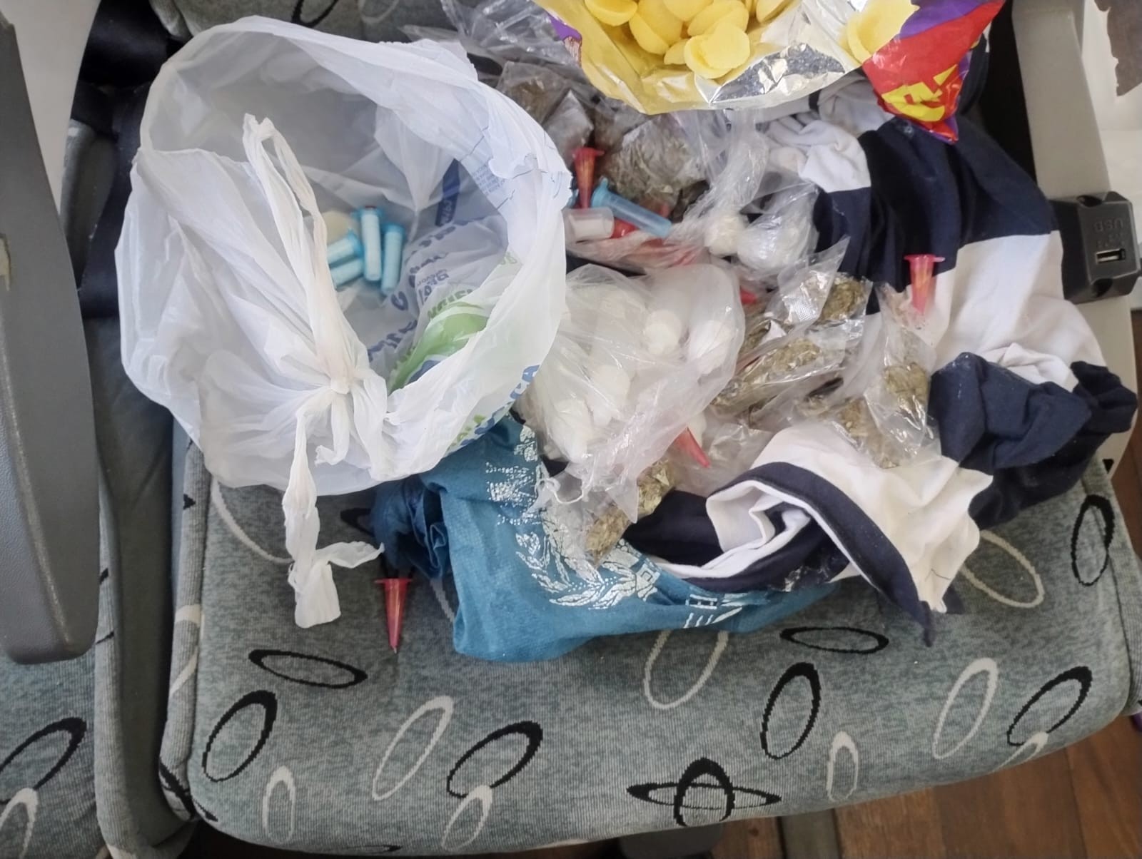 Passageiro que levava drogas finge estar dormindo ao ver policiais entrando em ônibus na BR-135