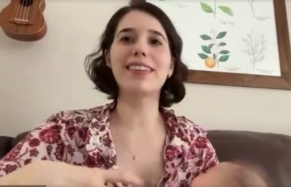 Maria Angélica é doadora de leite e segurando a filha Melissa conta sobre importância da rede de apoio — Foto: Reprodução g1 PR