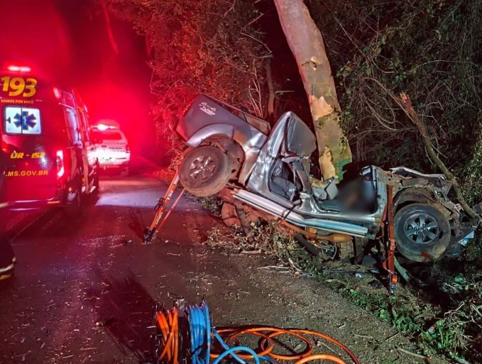 Pai e filho morrem e criança fica em estado grave em colisão com árvore na MS-276