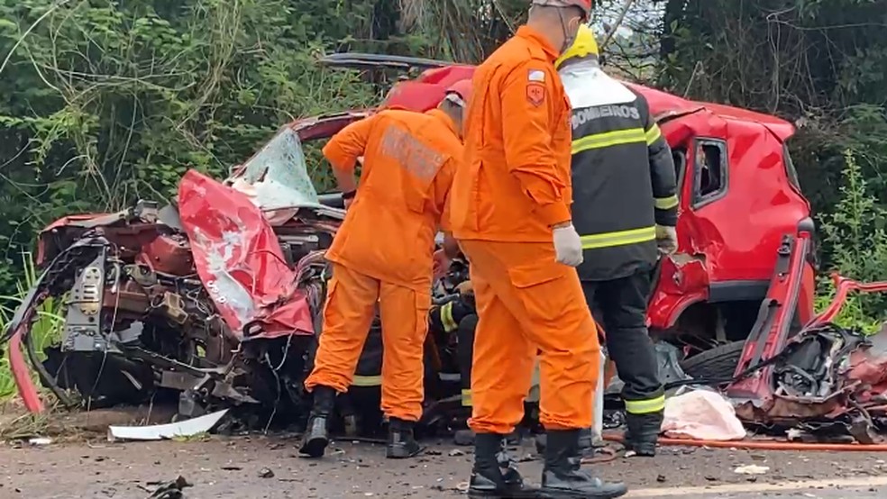 Bombeiros retiram corpo das ferragens após acidente na BR-153, em Wanderlândia — Foto: Alta Tensão - TO/Divulgação
