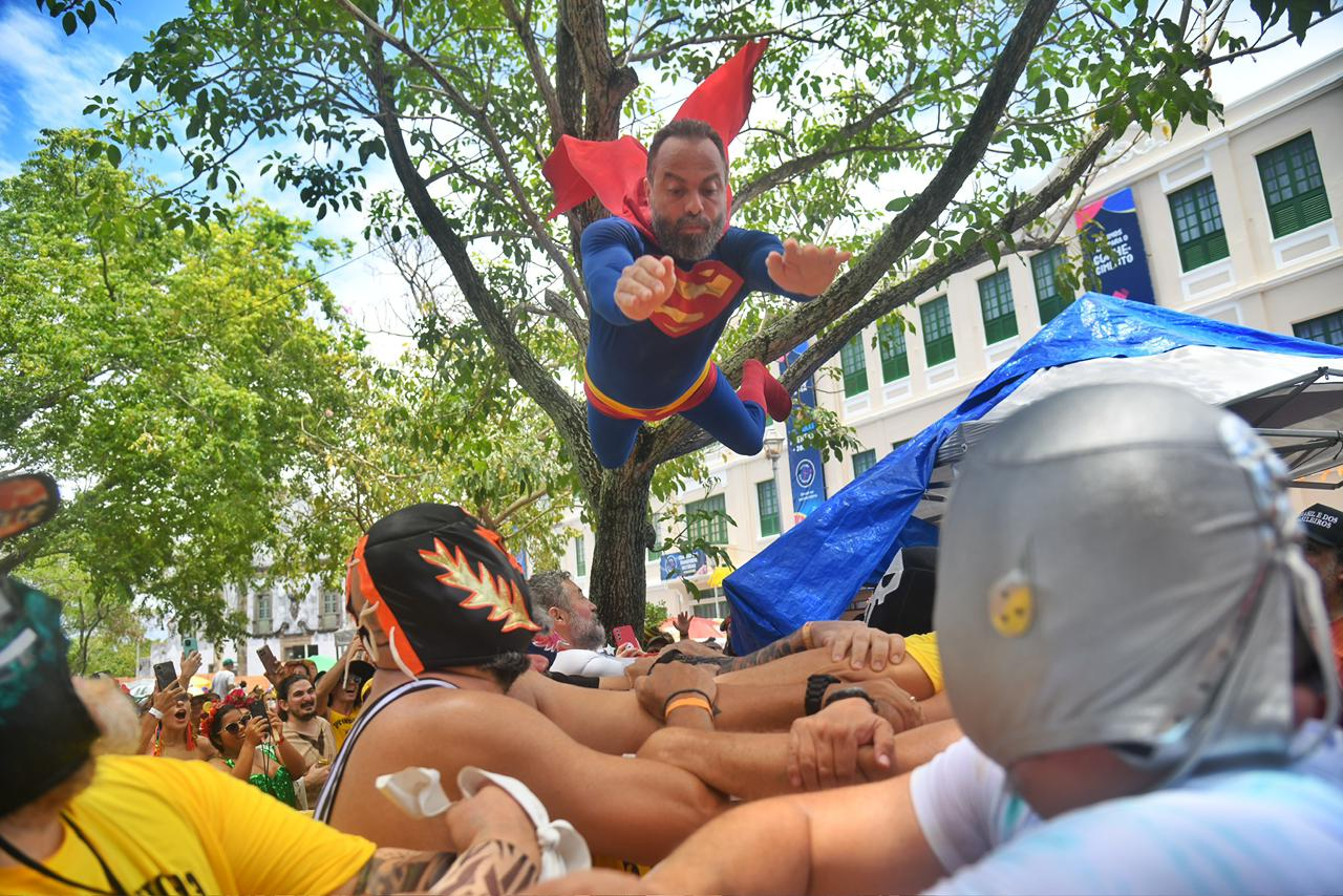 Com voo de Super-Homem e ringue aberto no Alto da Sé, Mucha Lucha bota foliões para 'brigar' no carnaval de Olinda