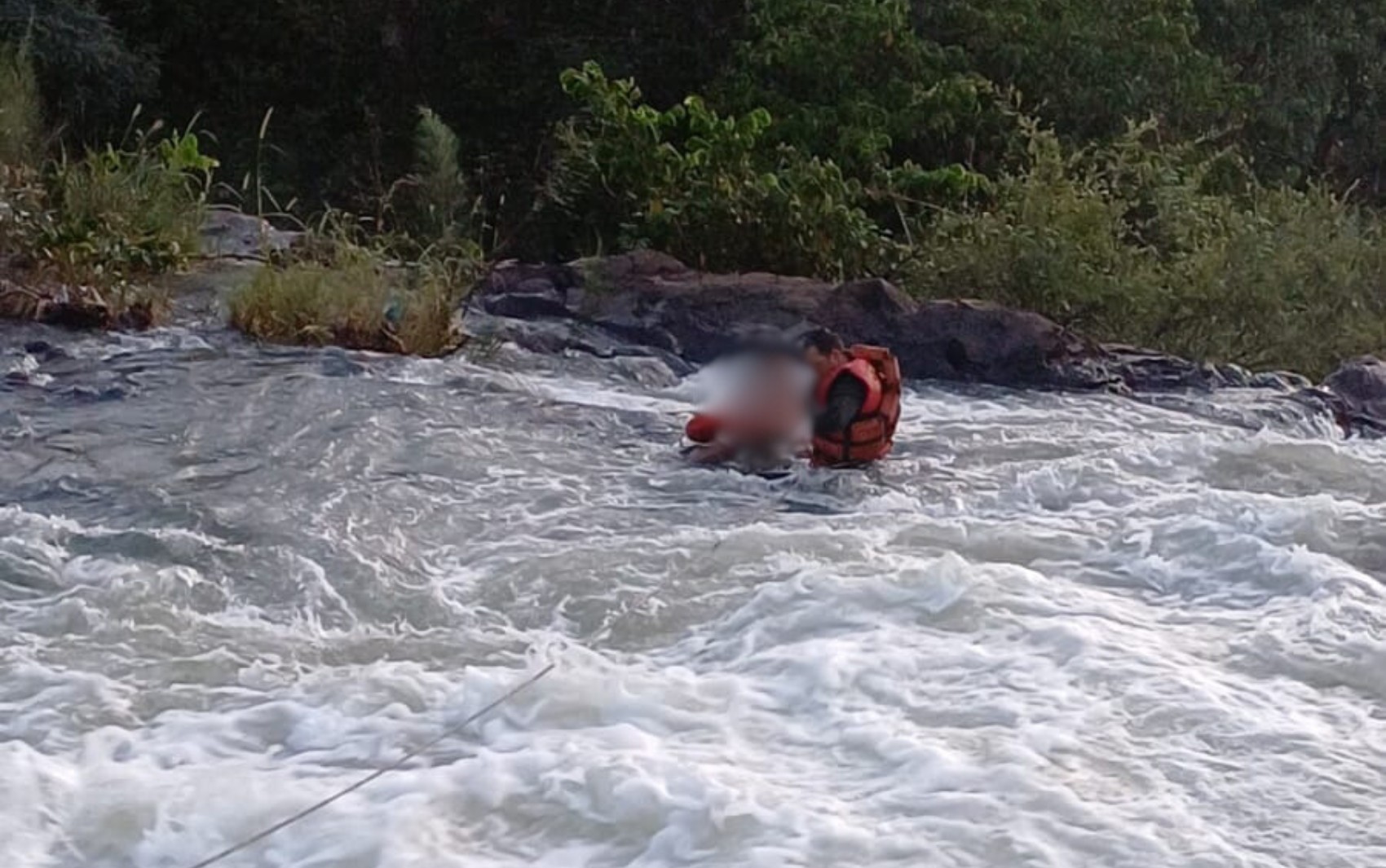 Vídeo mostra bombeiro tentando resgatar jovem que foi arrastado pela água após escorregar em cachoeira