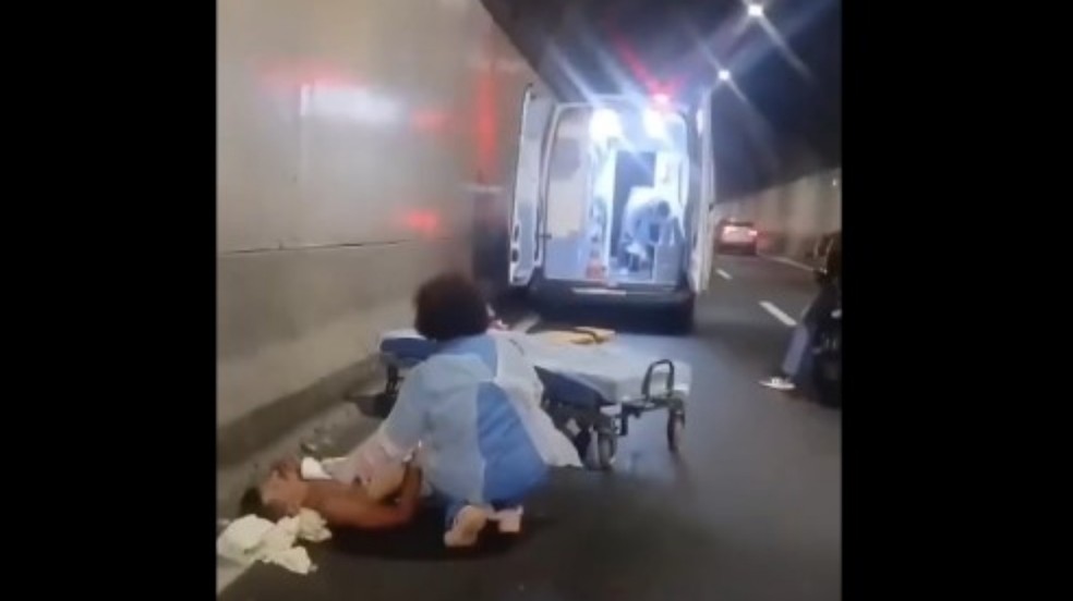 Após saltar de ambulância, paciente recebe atendimento — Foto: Reprodução/Redes sociais