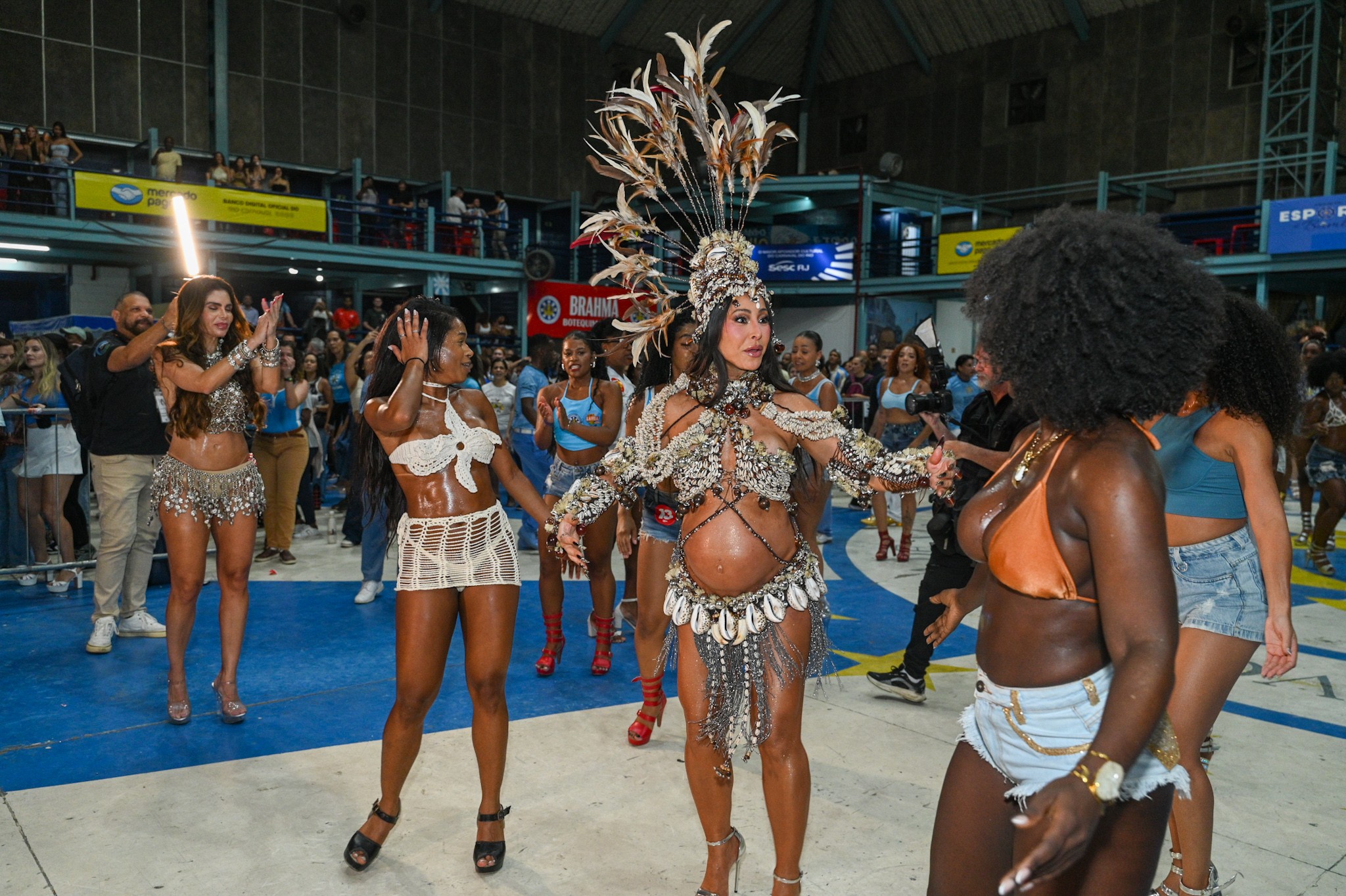 Com barrigão à mostra, Sabrina Sato, grávida de 8 meses, ensaia na Vila Isabel 