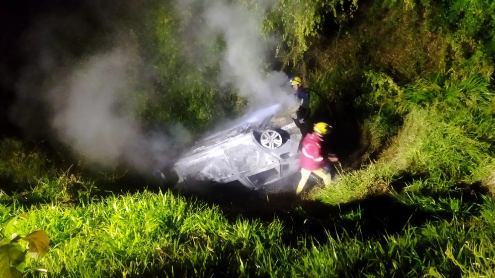 Motorista morre carbonizado após capotar carro em rodovia cair de altura de cinco metros no Paraná — Foto: PRE
