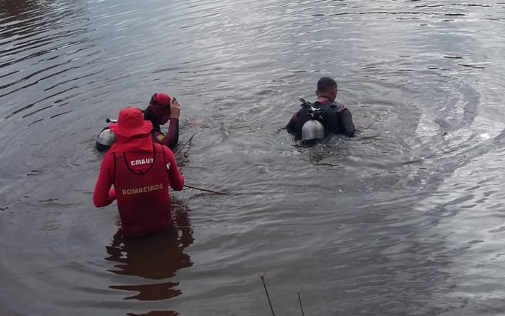 Mergulhadores procurando por corpo de menino encontrado dentro de represa em Itaguaru, Goiás — Foto: Divulgação/Corpo de Bombeiros