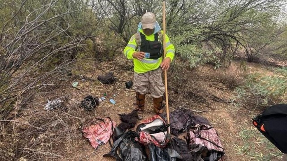 Na caminhada pelo deserto de Sonora, é comum os voluntários encontrarem pertences abandonados por migrantes — Foto: VALENTINA OROPEZA / BBC NEWS MUNDO