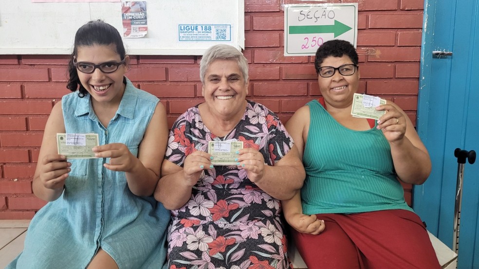 3 de 5
Moradoras da Resid&ecirc;ncia Inclusiva durante as elei&ccedil;&otilde;es municipais de 2024 &mdash; Foto: APAE Bauru/Divulga&ccedil;&atilde;o