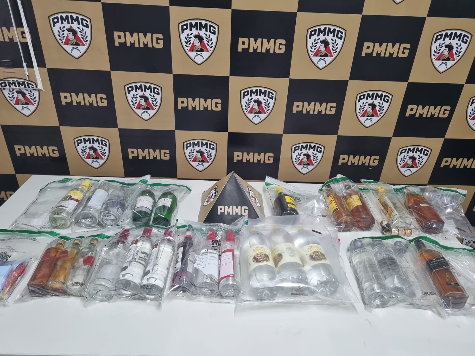 Bar é interditado após operação da PM encontrar bebidas adulteradas, ecstasy e 'loló', em Governador Valadares