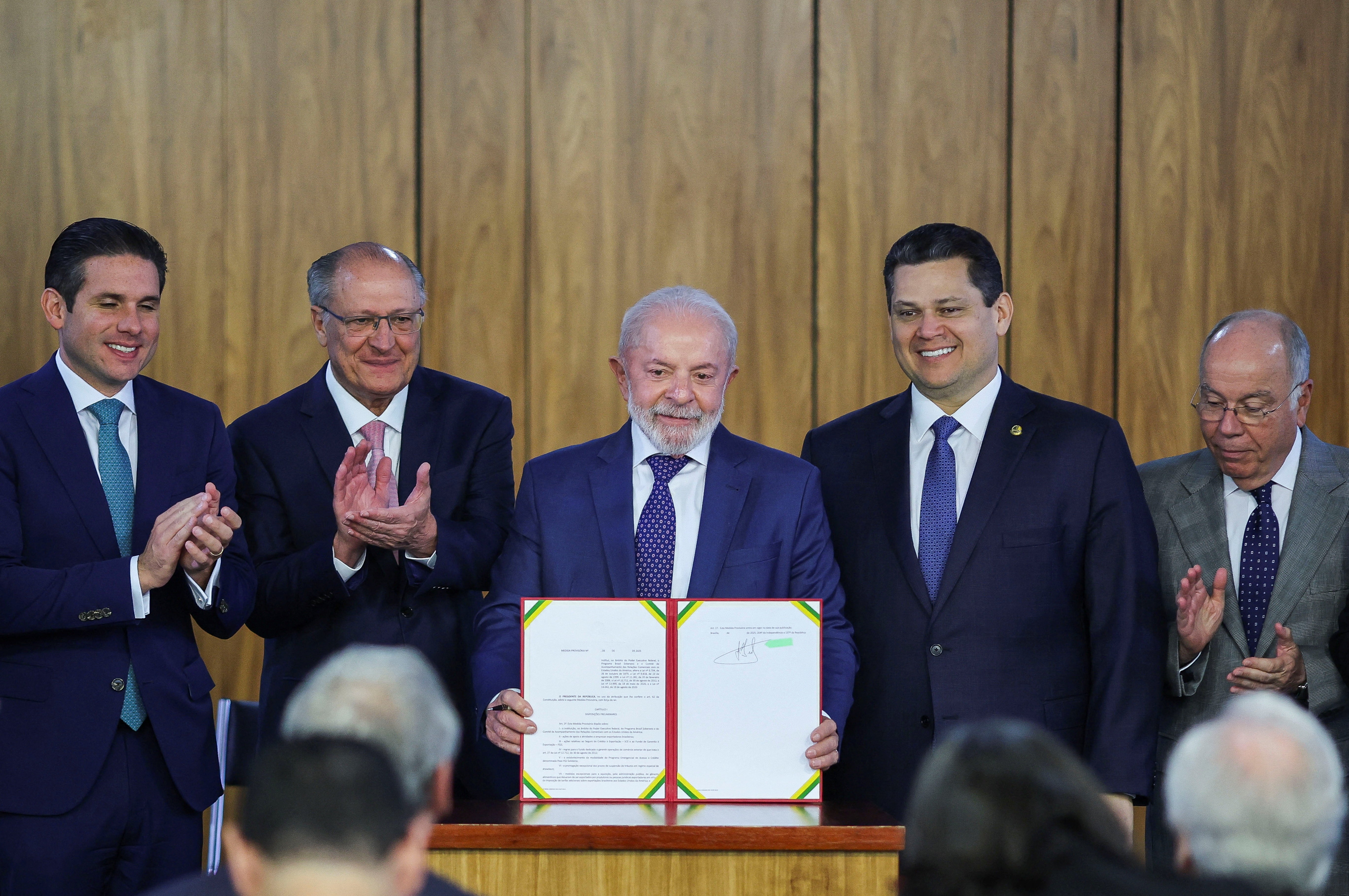 Pacote de resgate deve ajudar exportadores, mas pode pressionar câmbio e Selic, dizem analistas