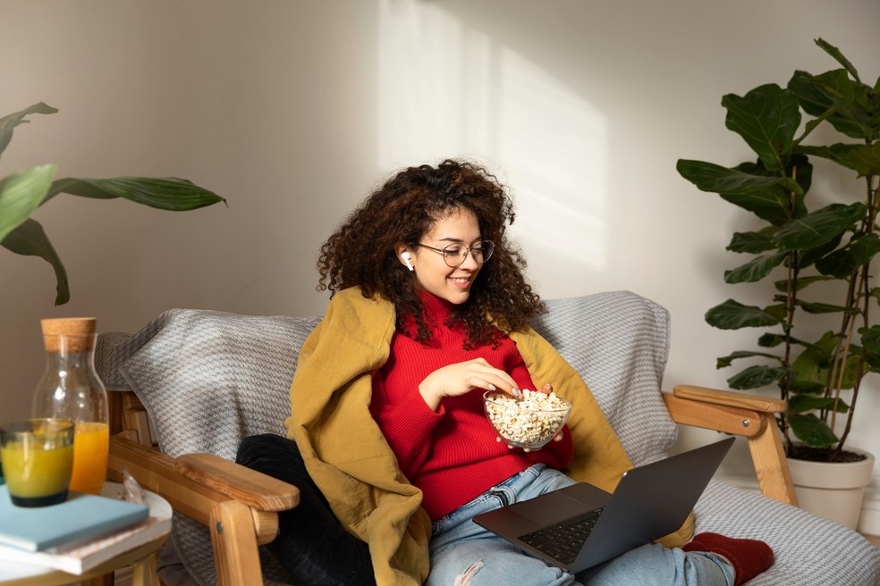 Na preparação para o Enem, filmes, séries e outras obras ajudam a consolidar o conhecimento adquirido nos estudos. — Foto: Freepik