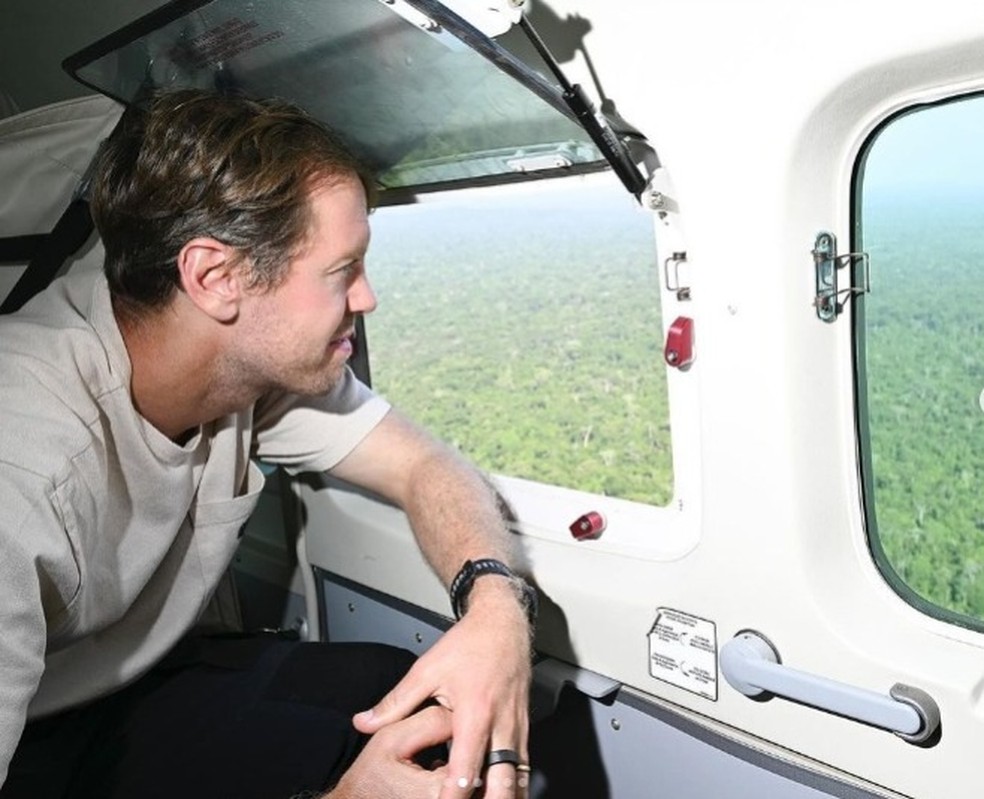 Sebastian Vettel visitou a Amazônia para conhecer lideranças indígenas do povo Kayapó — Foto:  Anna Santos / Greenpeace