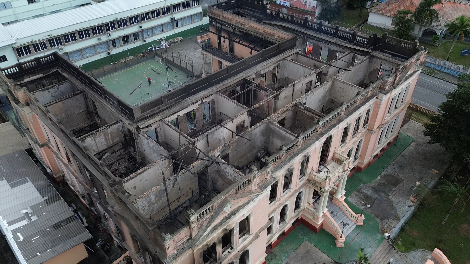 Prédio histórico de Paranaguá que pegou fogo ficou com interior destruído; veja antes e depois