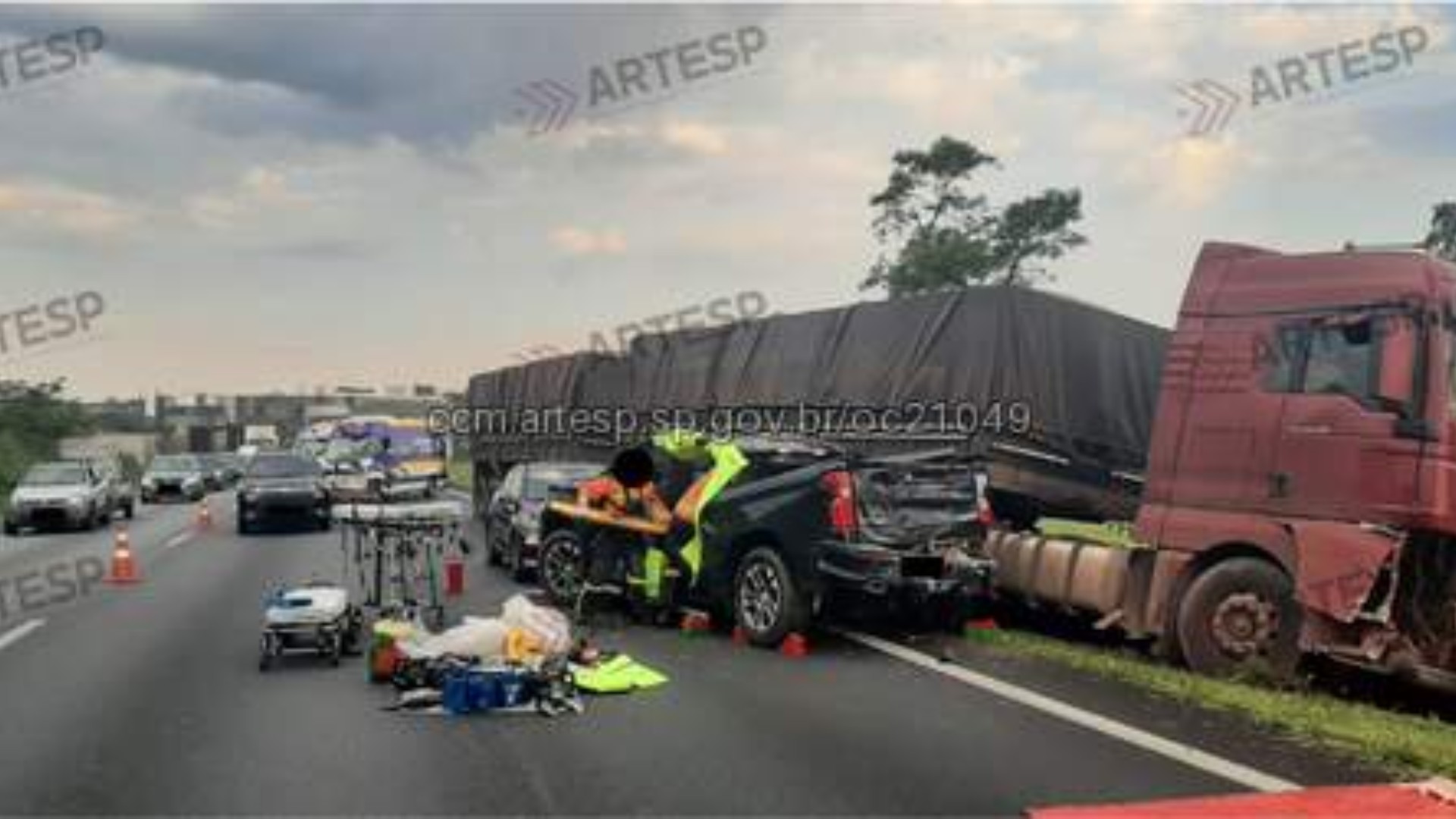 Engavetamento deixa feridos e interdita Rodovia dos Bandeirantes em Jundiaí