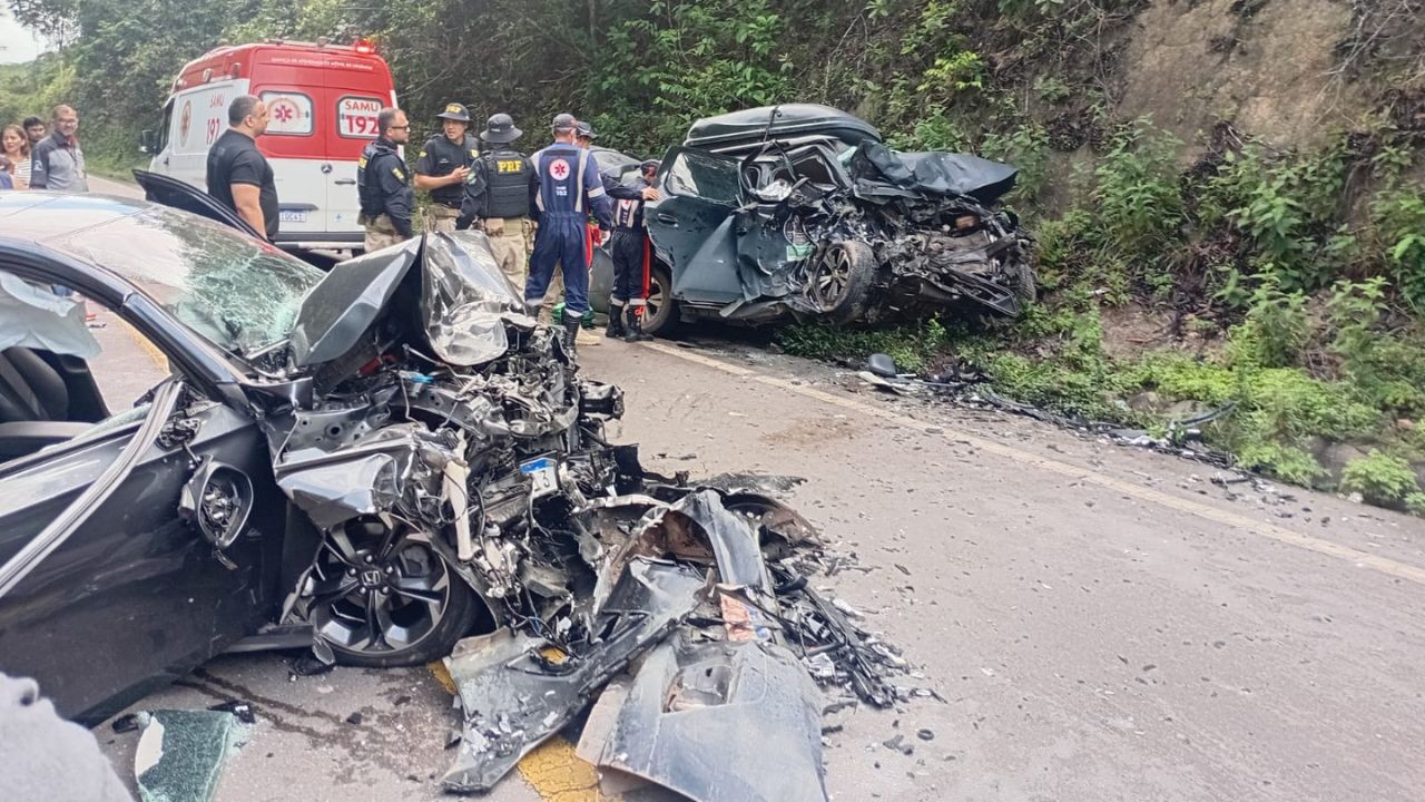 Colisão frontal entre dois carros deixa um morto e um ferido na BR-174, no Amazonas