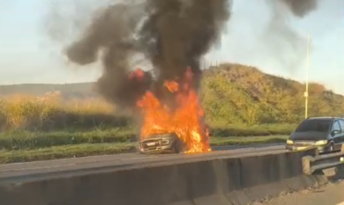 Acidente com carro e motos na Via Dutra deixa ferido e provoca princípio de incêndio em Itatiaia