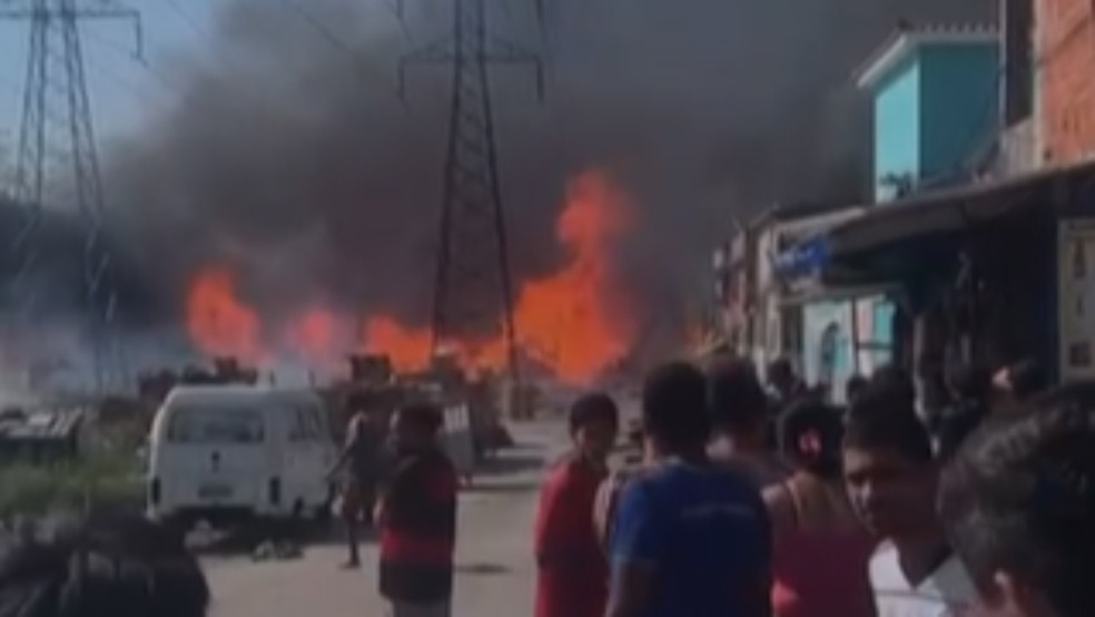 Chamas se alastraram pela Estrada Pedro Borges de Freitas, em Irajá. — Foto: Reprodução