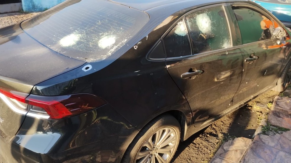 Disparos atingiram várias partes do carro do oficial — Foto: Reprodução