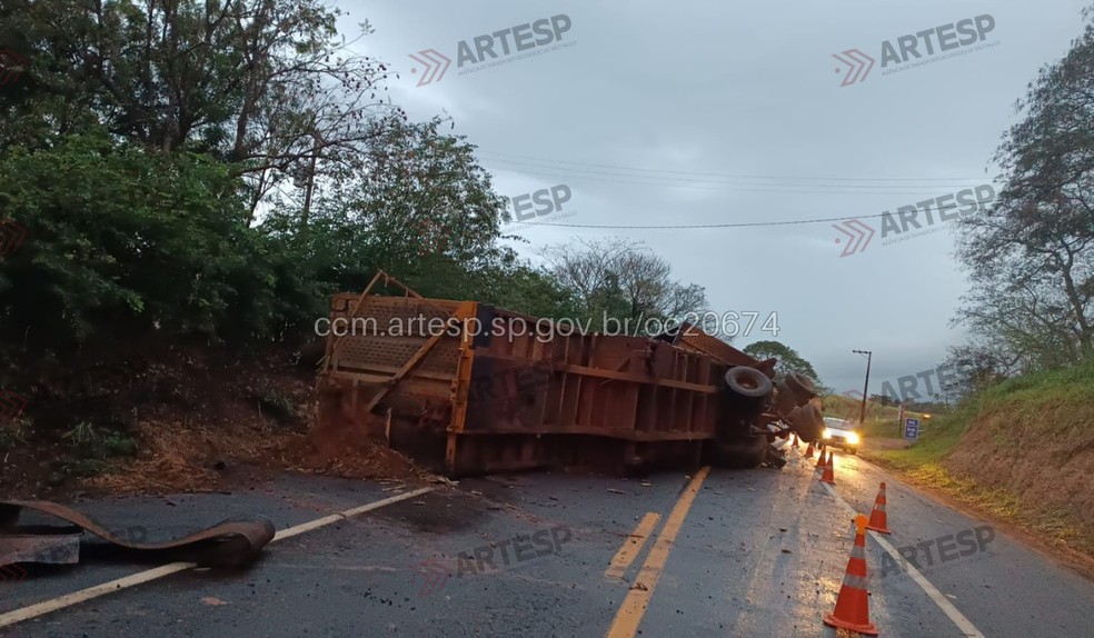 Caminhão canavieiro tomba e interdita faixa de rodovia em Mariápolis (SP) — Foto: Artesp/Divulgação