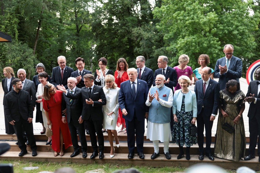 Líderes gesticulam durante foto de família de líderes e cônjuges antes do jantar de gala da cúpula do G7 em Evián, na França, em 16 de junho de 2026. — Foto: Evelyn Hockstein/ Reuters