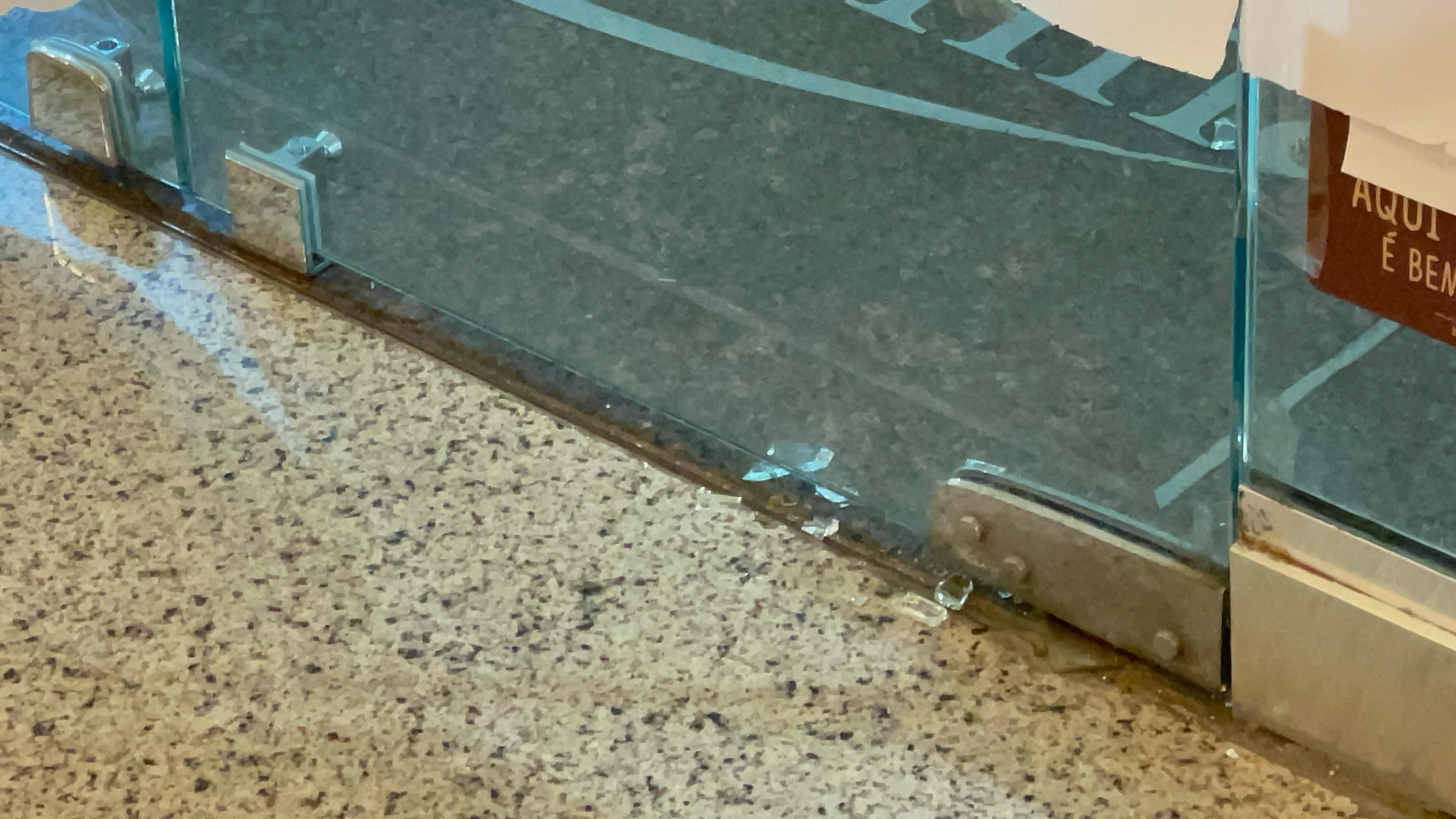 Barulho de vidros quebrando causou pânico e correria durante assalto em shopping de Manaus: VÍDEO