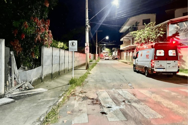 Motorista com sinais de embriaguez perde controle do carro, atropela pedestre e bate em muro em Muriaé