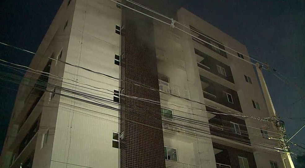Incêndio atinge terceiro andar de prédio em Sousa, no Sertão, e idosa morre — Foto: Beto Silva