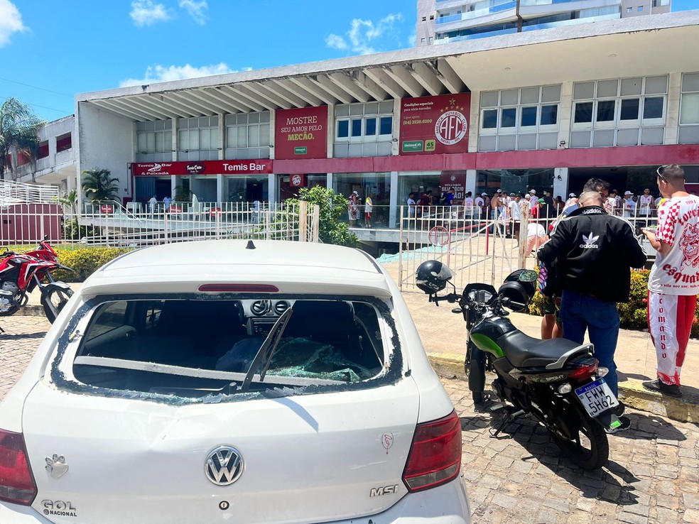 Carros também foram depredados na frente da sede social do América Futebol Clube, em Natal — Foto: Vinícius Marinho/Inter TV Cabugi