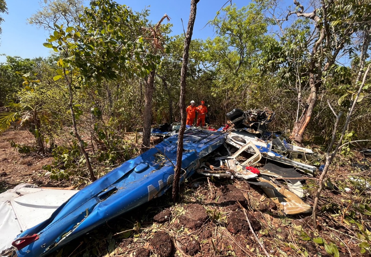 Moradores relatam que avião fez barulho e 'desceu rodando' antes da queda no TO; dois morreram