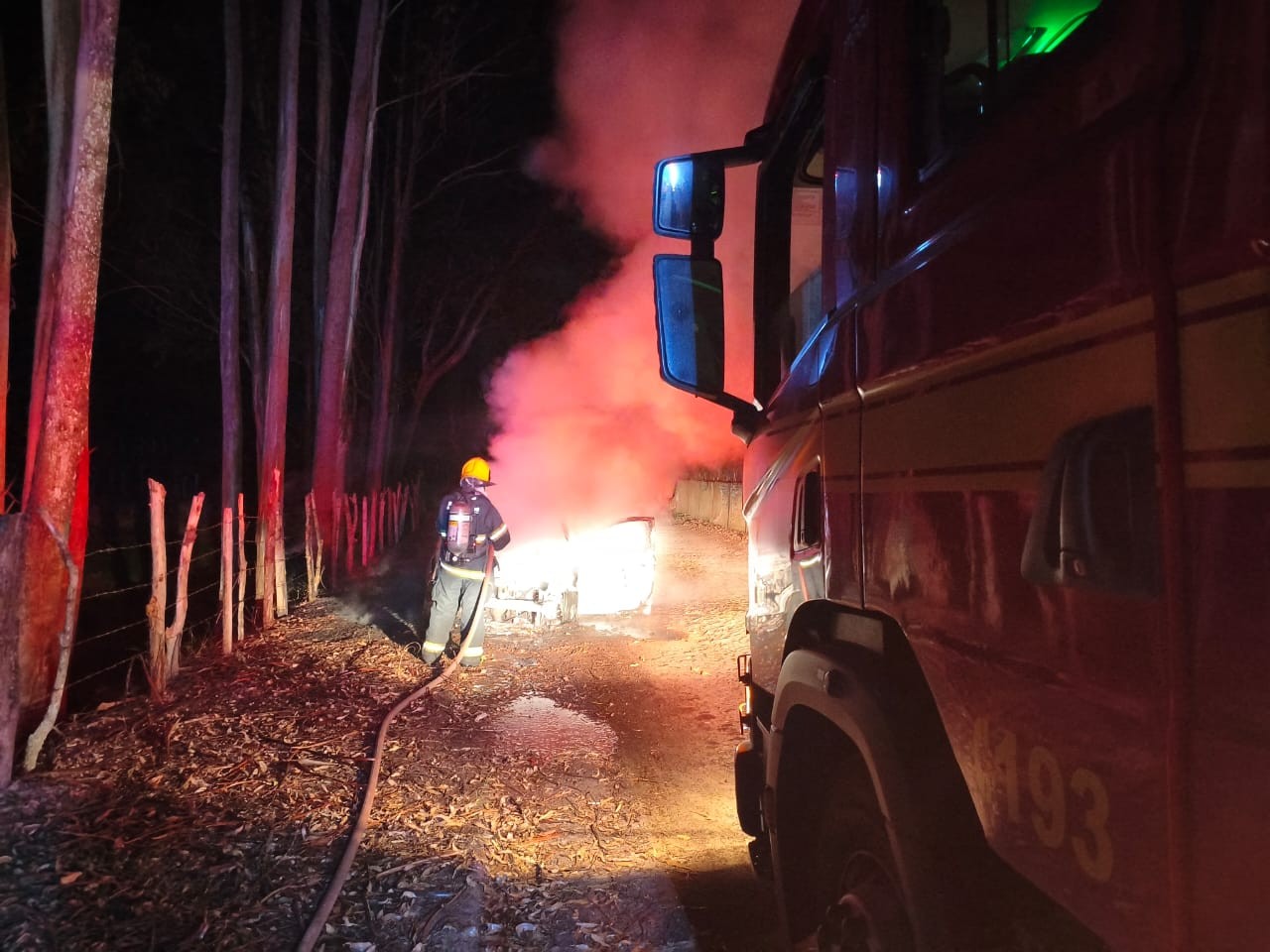 Ataque na saída de barbearia deixa um morto e outro ferido em Barbacena; carro usado no crime foi encontrado incendiado