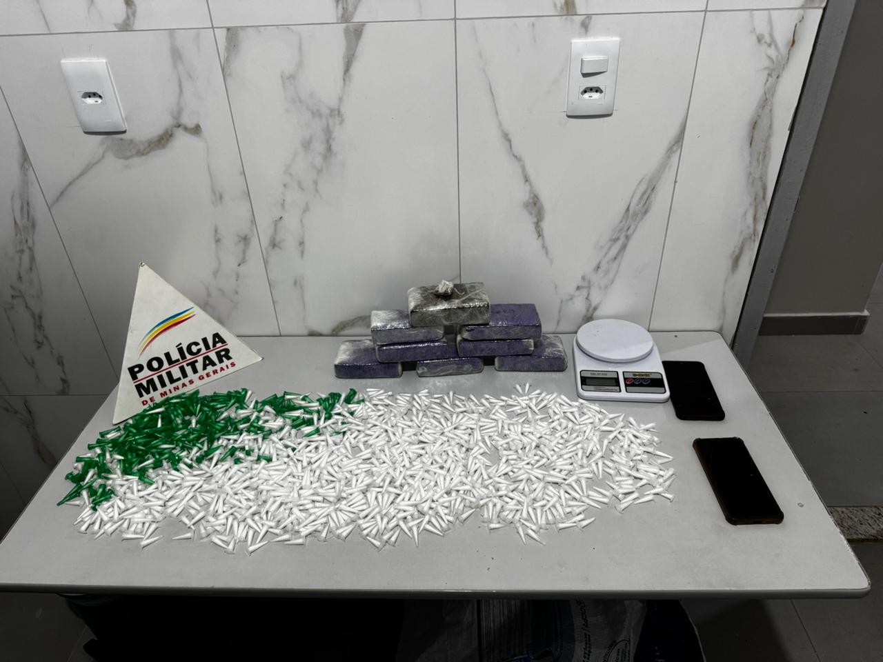 Mais de mil pinos de cocaína e oito barras de maconha são apreendidos pela Polícia Militar em Sabinópolis; casal foi preso 