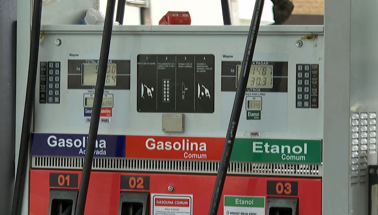 Redução no litro da gasolina: quando consumidor deve perceber queda nos preços?  