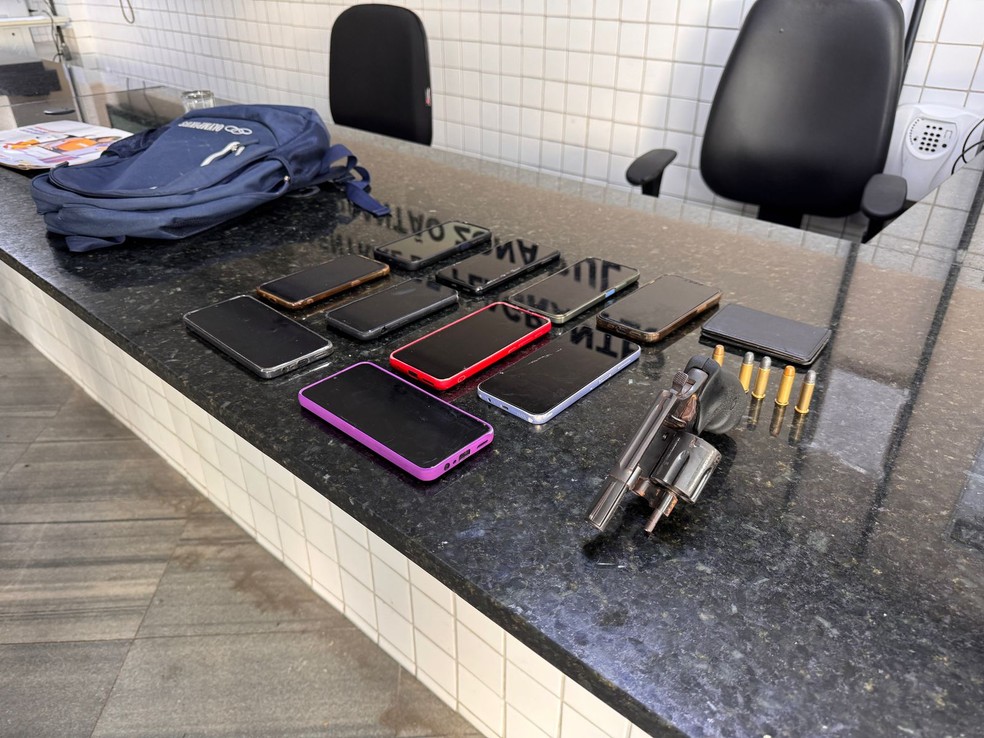 Arma e celulares apreendidos com adolescente nesta terça (11) em Natal — Foto: Vinícius Marinho/Inter TV Cabugi