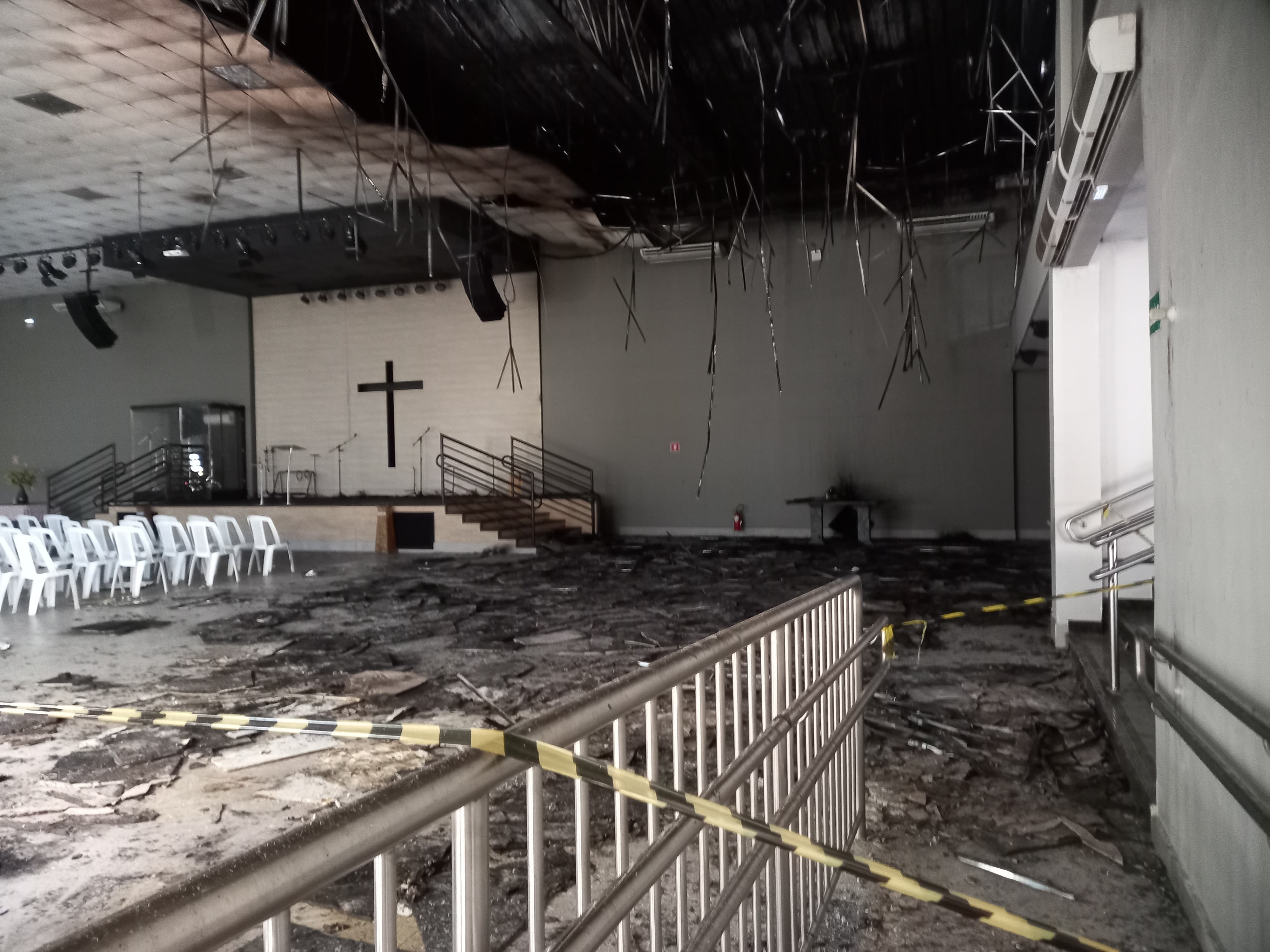 VÍDEO: Incêndio em igreja mobiliza o Corpo de Bombeiros no Bairro Patrimônio, em Uberlândia