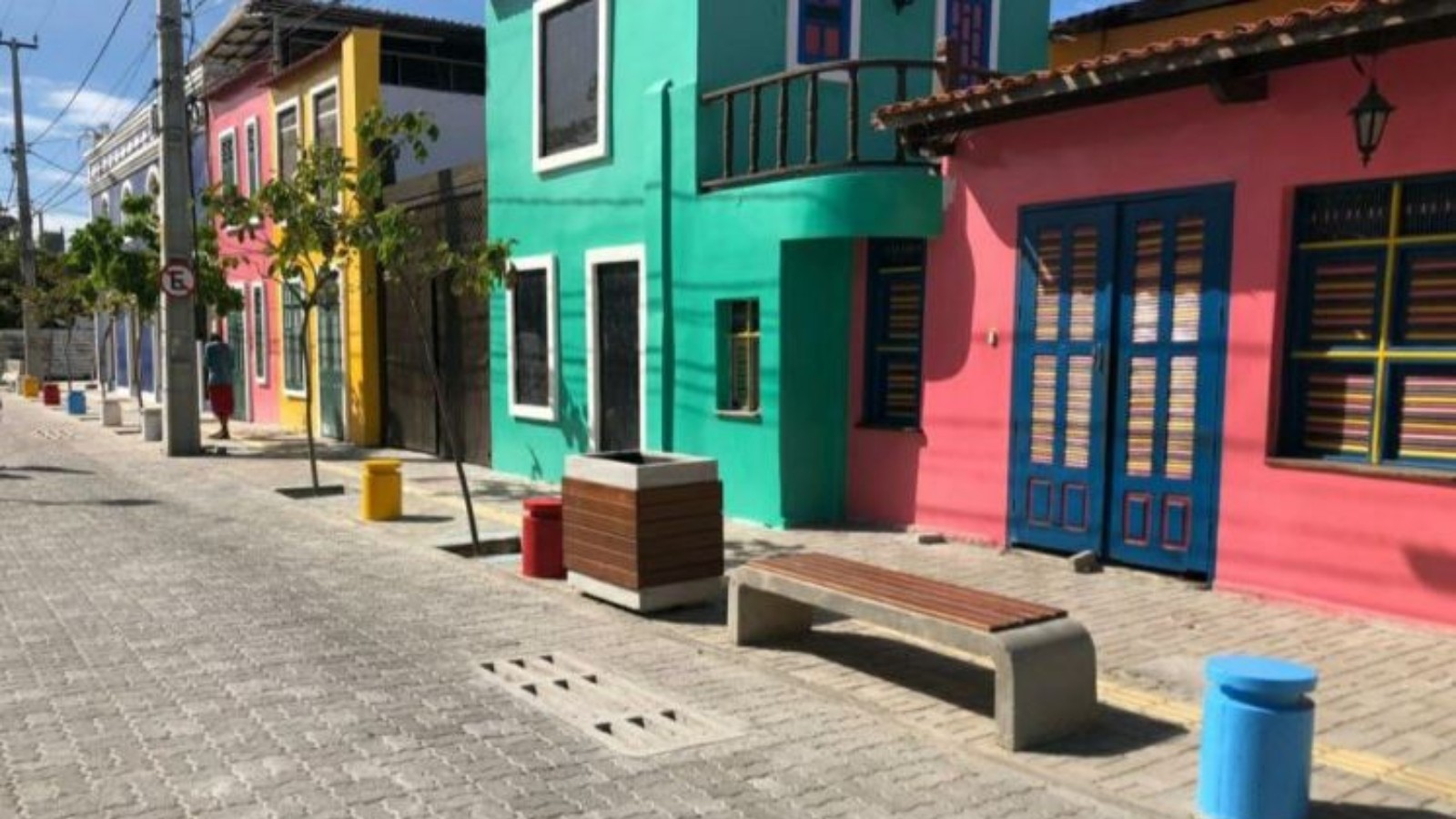 Homem é ferido com gargalo de garrafa por se recusar a dar dinheiro a pedinte em área turística de Fortaleza