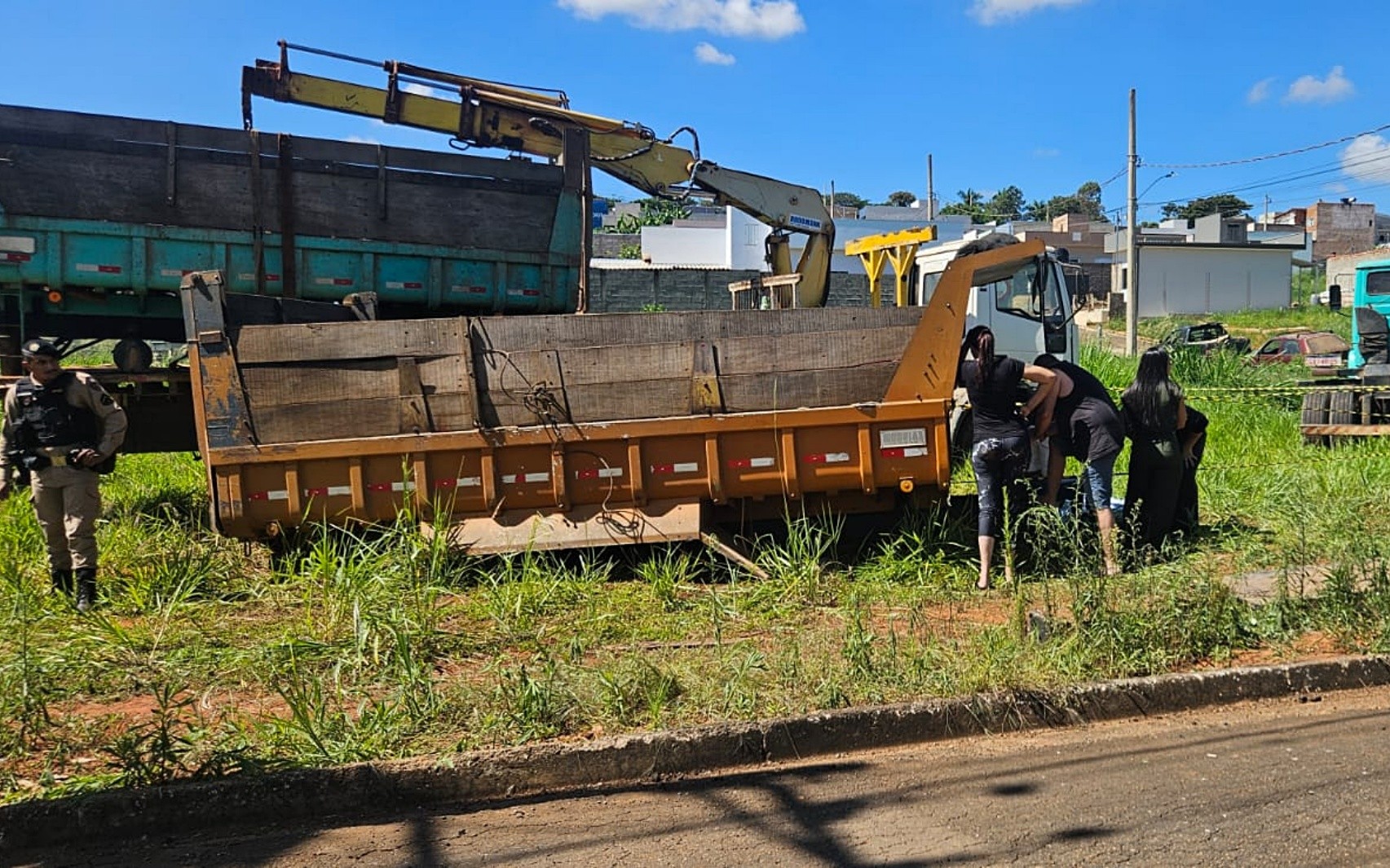 Homem morre após ser atingido por caçamba em Alterosa | G1