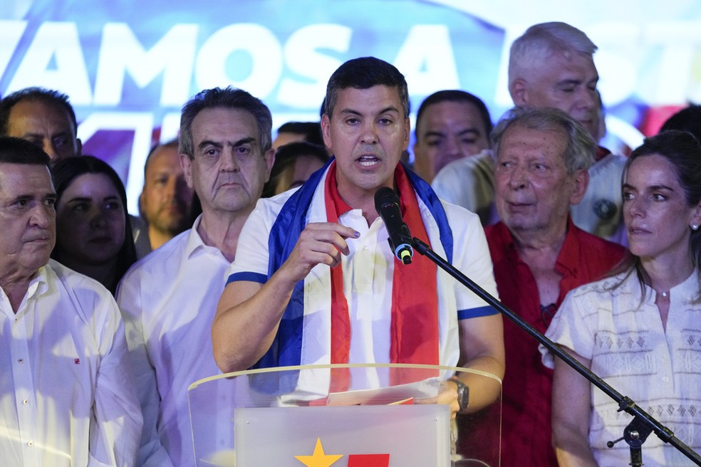 Santiago Peña faz discurso logo após ser eleito no Paraguai, em 30 de abril de 2023 — Foto: Jorge Saenz/AP