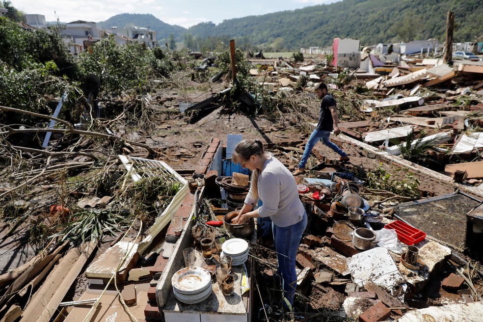 Moradores fazem buscas em destroços de casas atingidas por ciclone extratropical, em Muçum (RS) — Foto: REUTERS/Diego Vara