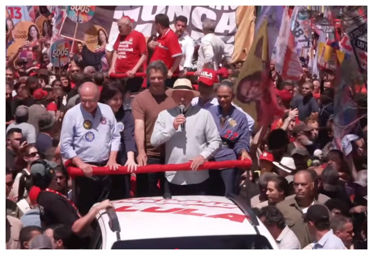 Lula faz caminhada com apoiadores na Zona Leste de SP