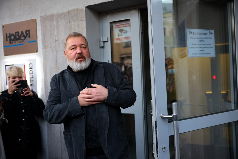 Dmitry Muratov, editor-chefe do principal jornal independente da Rússia, o Novaya Gazeta, e vencedor do Prêmio Nobel da Paz de 2021, encontra-se com repórteres em frente à sede do jornal em Moscou, no dia 8 de outubro de 2021. — Foto: Foto por DIMITAR DILKOFF / AFP