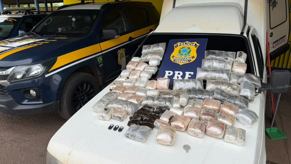 2 de 2
Ao todo foram apreendidos 31 quilos de haxixe em Ourinhos &mdash; Foto: Pol&iacute;cia Rodovi&aacute;ria Federal/ Divulga&ccedil;&atilde;o