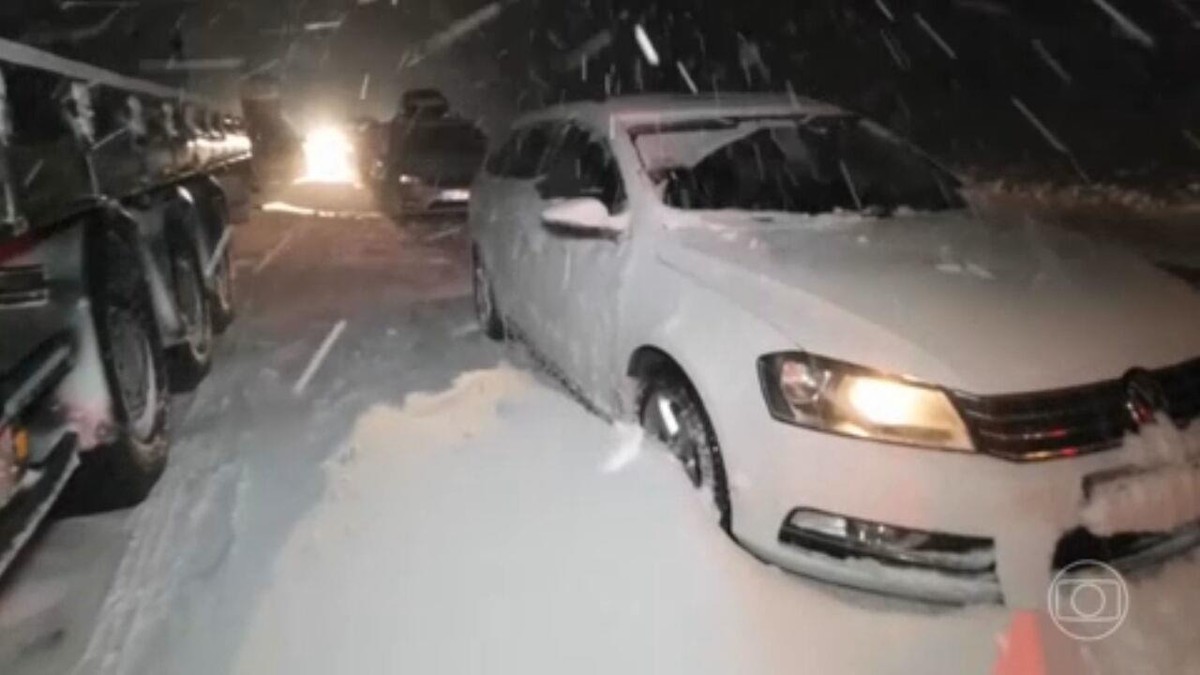 Frio extremo da Europa causa outro incidente: avião escorrega na neve ao taxiar e para na grama do aeroporto da Suécia
