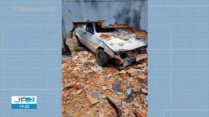 Carro invade preferência e acaba derrubando muro de casa em Araguaína