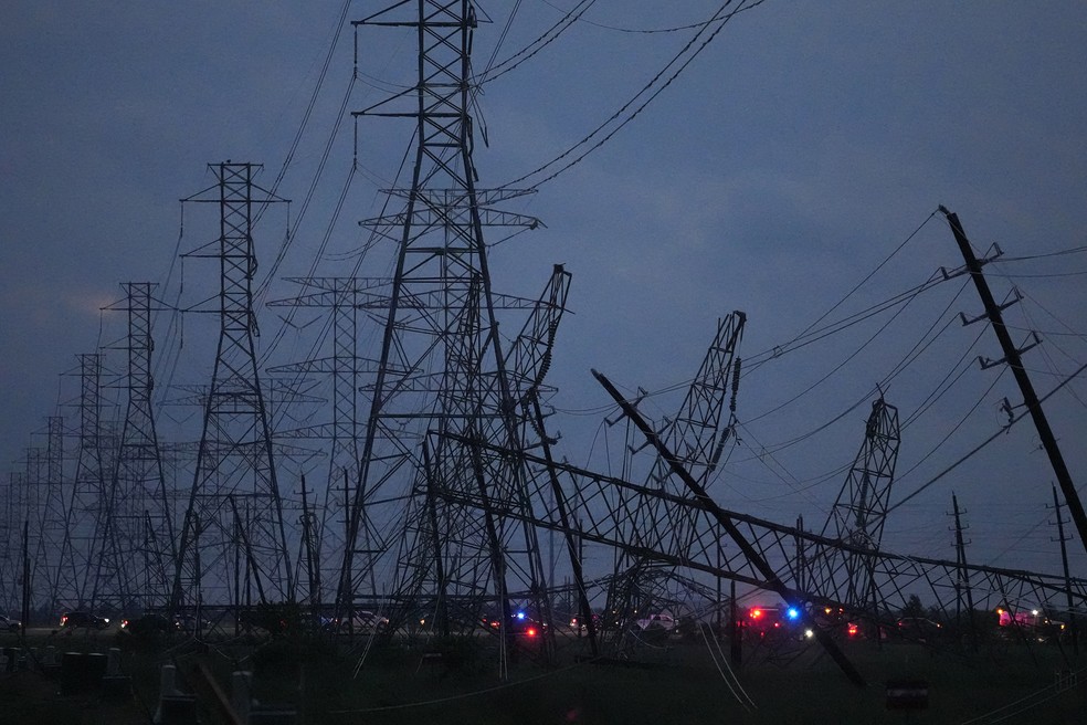 Queda de linhas de transmissão de energia no Texas, Estados Unidos, após a passagem de temporal — Foto: Melissa Phillip/Houston Chronicle via AP