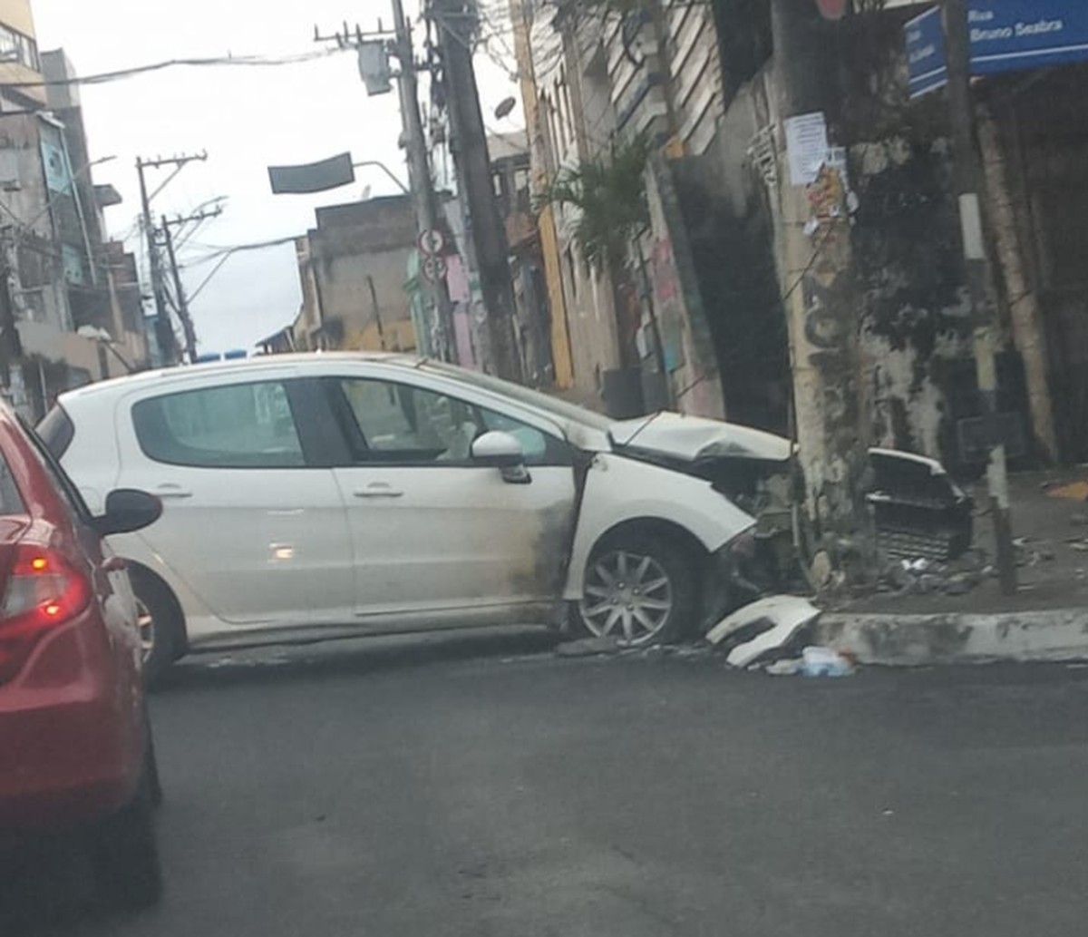 Homem Bate Carro Em Poste E Moradores Ficam Sem Energia Elétrica Em Bairro De Salvador Bahia G1 