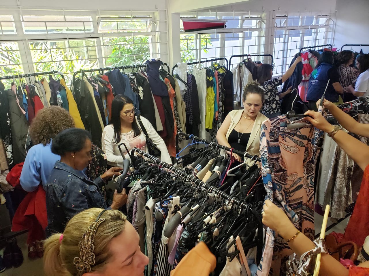 Bazar em Curitiba tem peças de roupas a partir de R$ 10 neste sábado (19)