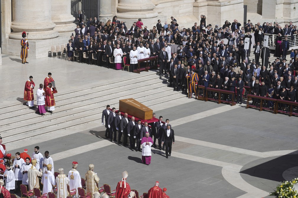 O caixão do Papa Francisco é levado para a Praça de São Pedro para seu funeral, no Vaticano, no sábado, 26 de abril de 2025. — Foto: Markus Schreiber/AP